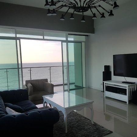 Bay Resort Condominium, 7, Beach-Front Sea View, 6-8 Pax Miri Exterior foto